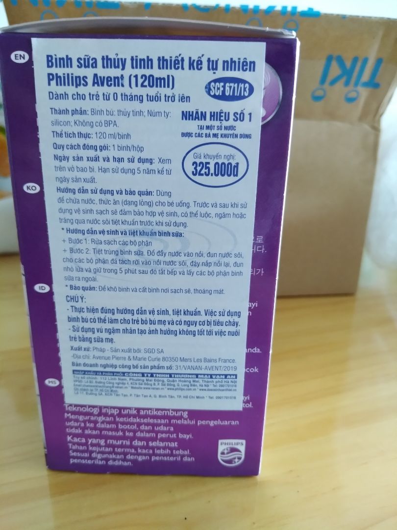 Tiki gói hàng rất kỹ. Bình thủy tinh cầm khá nặng, giao cho mình sẵn núm số 2, kèm sách hướng dẫn (tiếng Anh, Indo, Hàn, Thái, Trung), có thể dùng với máy vắt sữa. Cảm quan tốt, thủy tinh bóng mịn, in Avent nổi, không hôi nhựa ở phần nắp và núm ti.