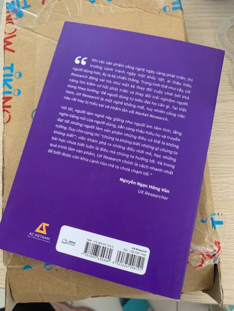Dạo gần đây mình thấy lĩnh vực UX nói chung rất phát triển nên có tìm hiểu. Sau khi đọc UX Writing, thấy rất bổ ích thì lần này mình tiếp tục ủng hộ tác giả Khúc Cẩm Huyên. Sách có văn phong hiện đại, dễ hiểu, bố cục rõ ràng. Trong bốn phần của sách thì mình ấn tượng nhất là phần 2 TRỞ THÀNH UX RESEARCHER, BẠN CẦN GÌ? vì phần này chỉ ra được các các mẹo có thể áp dụng và các lỗi ux reseacher cần tránh. Nói tóm lại là mình thấy sách bổ ích, đáng mua đáng đọc.