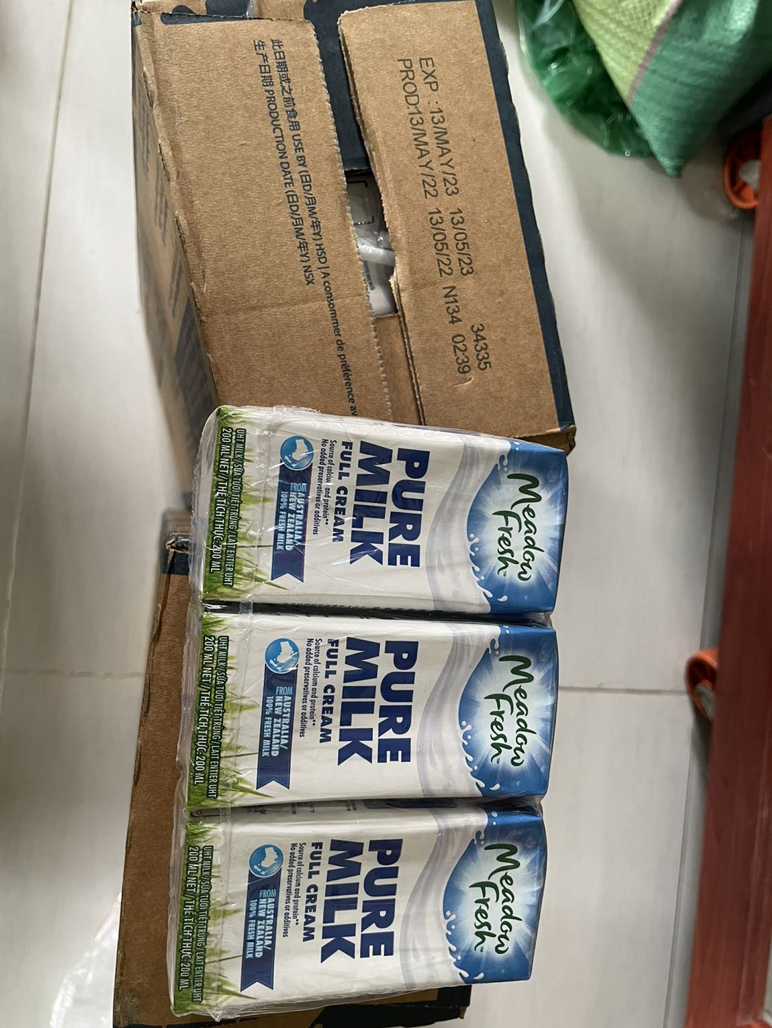 Giao hàng cực kì nhanh, trong vòng 12h là đã nhận được. Mình đặt lúc 23h40 thì 11h30 ngày hôm sau đã nhận được. Sữa còn hạn sử dụng xa. Giá hợp lí.