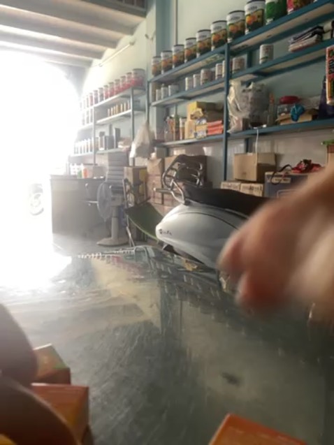 Dầu k mở dc. Mở bị sướt móng tay luôn. 
Shop thu lại giúp.