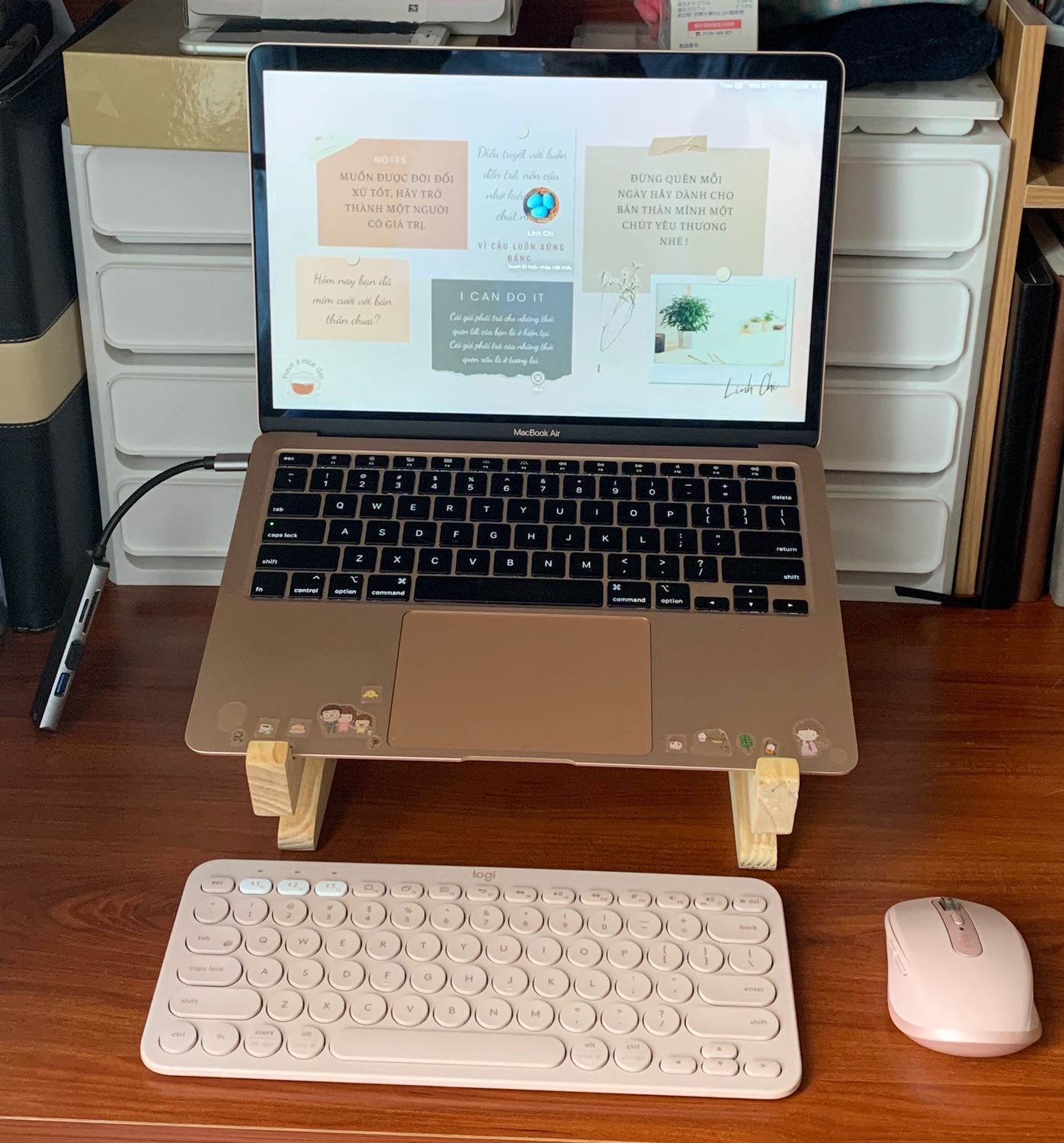 Sau một thời gian dùng thì thấy kết nối bluetooth ko ổn định, chuột bị giật, lag.
=====
Mình dùng mac nhưng loại dùng cho mac chỉ có màu trắng, nên phải dùng loại có chân kết nối cho đồng bộ, hơi bất tiện nhưng cũng đc.
Sản phẩm như hình. Vừa tay, chuột nhạy.Dùng lâu dài ntn thì chưa biết, trc mắt thì khá ok, chuột nhiều tính năng thông minh, tiện cho người dùng.