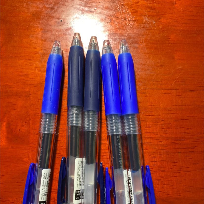 Không ngờ một ngày mình sẽ viết đánh giá kém trên tiki luôn á. Mình mua 5 cây bút màu xanh, cùng màu để đi thi. Ai dè giao cho mình 3 cây màu xanh và 2 cây màu đen. Nếu hết thì phải báo mình trước để mình có quyết định chứ? Thêm nữa là lúc mở ra chỉ có 2 cây còn seal ở ngòi thôi. 3 cây còn lại bị tháo seal, có một cây mình lấy từ hộp ra đã bấm ra sẵn rồi. Dùng xong không bấm lại luôn?