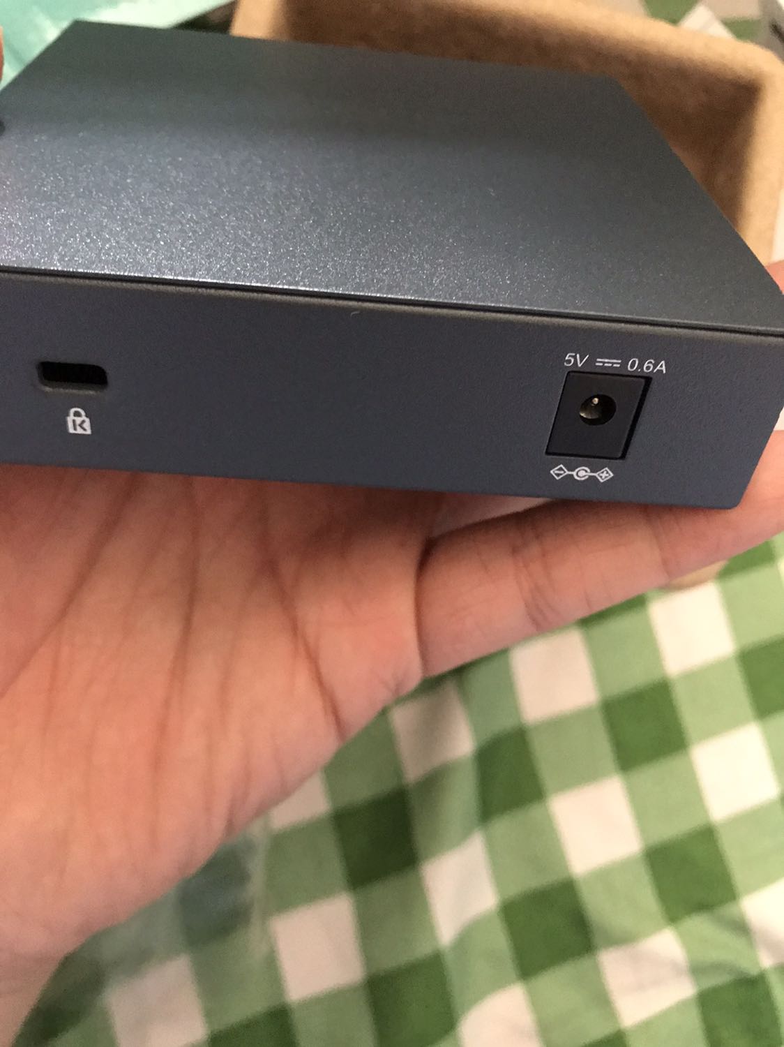 Xịn xò, ko cần set up, mặt kim loại cứng cáp, cắm vào là chạy luôn, có đèn báo kết nối và mạng ko bị giảm tốc độ.