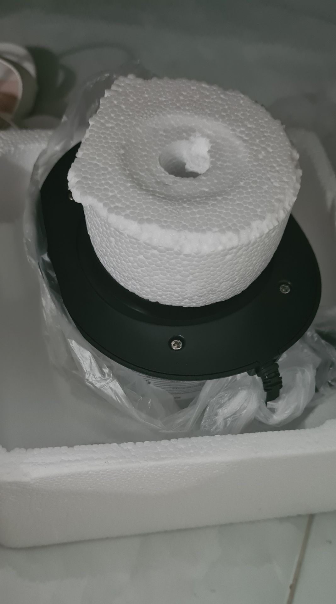 Săn sale được giá hời. Mà đợi dùng mới review nè. Máy dung tích vừa đủ dùng, xay nhanh nát. k ồn lắm đâu. Shop đóng gói kỹ, nhận hàng oki la. Shiper cũng nhiệt tình. Tiki giao hàng nhanh nữa.