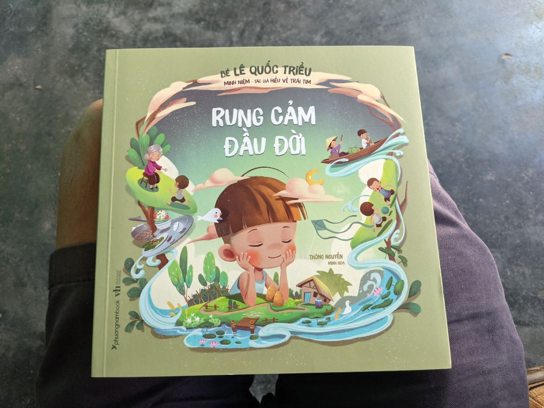 Không biết nói sao, chỉ có thể nói là tuyệt vời, tuổi thơ lại ùa về. Tranh vẽ, màu sắc, nội dung...mọi thứ đều rất tốt. Gieo hạt mầm yêu thương cho trẻ bằng những tác phẩm thế này là sự lựa chon hợp lý