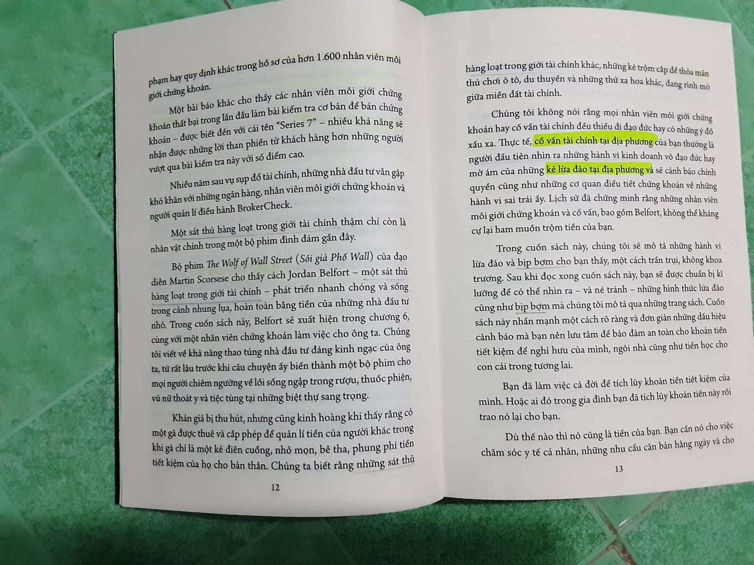 Sách chia sẻ nhiều sự kiện có thật, phân tích mổ xẻ để người đọc nhận ra được các mánh khoé của những kẻ *** đảo tài chính mình đọc thấy khá thú vị.
Tuy nhiên, không biết có phải do mình là người ngoại đạo hay không mà có vài cụm từ mình đọc bản dịch thấy chưa hiểu được ý, vài đoạn câu từ trúc trắc không xuôi lắm và khá nhiều phần có những câu từ bị lặp lại kiểu dịch theo từng câu từng chữ nên mình thấy nội dung bị bớt đi vài phần hấp dẫn so với những gì giới thiệu trong lời mở đầu.