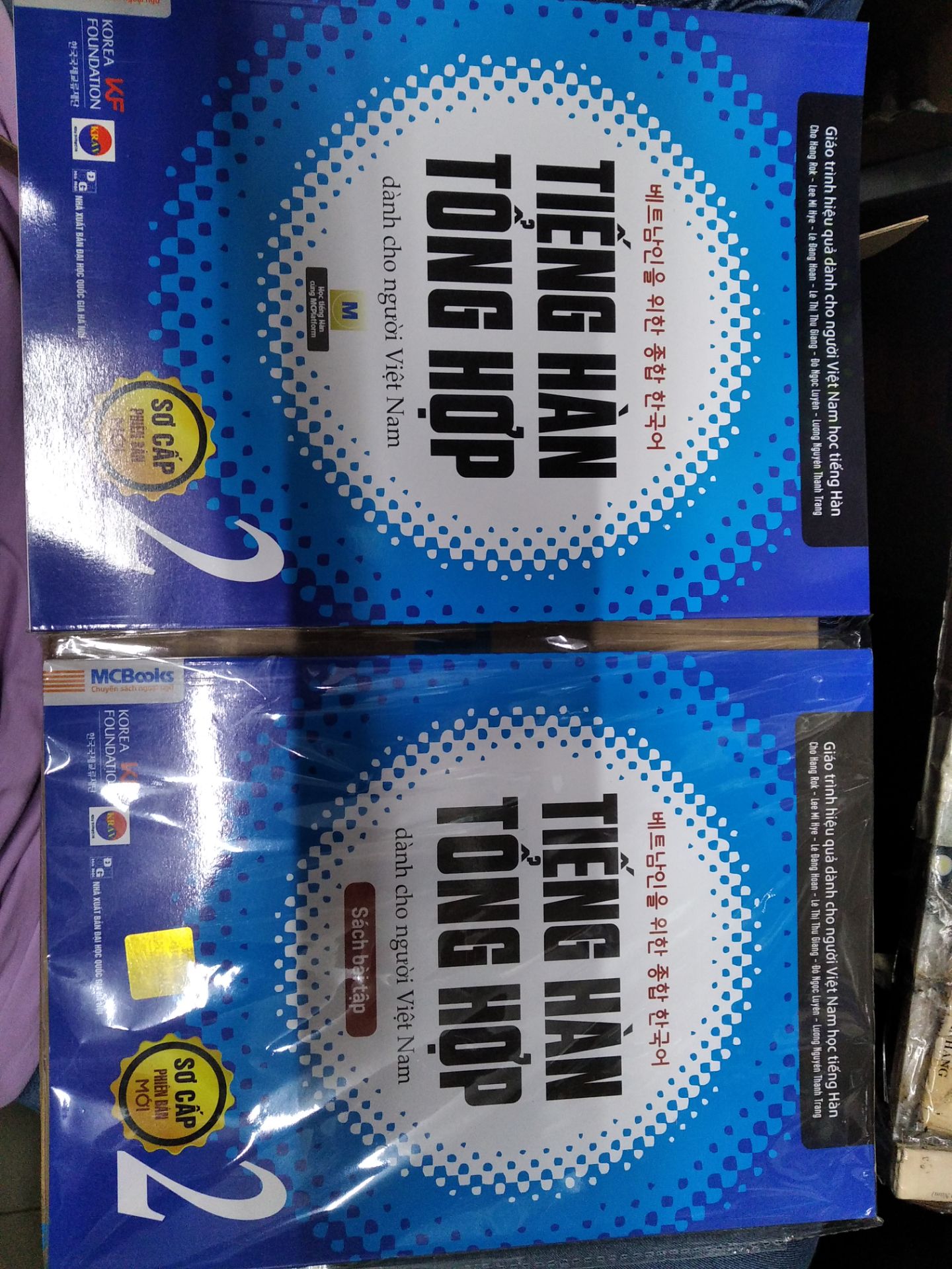 Đặt đơn hàng lúc 1 h sáng 8/3 rồi nó giao lúc 9, 10 h sáng hôm nay luôn. Giao nhanh thật sự tikinow có khác. Đóng gói cẩn thận. Sách dày, màu sắc đủ làm có hứng học hẳn.