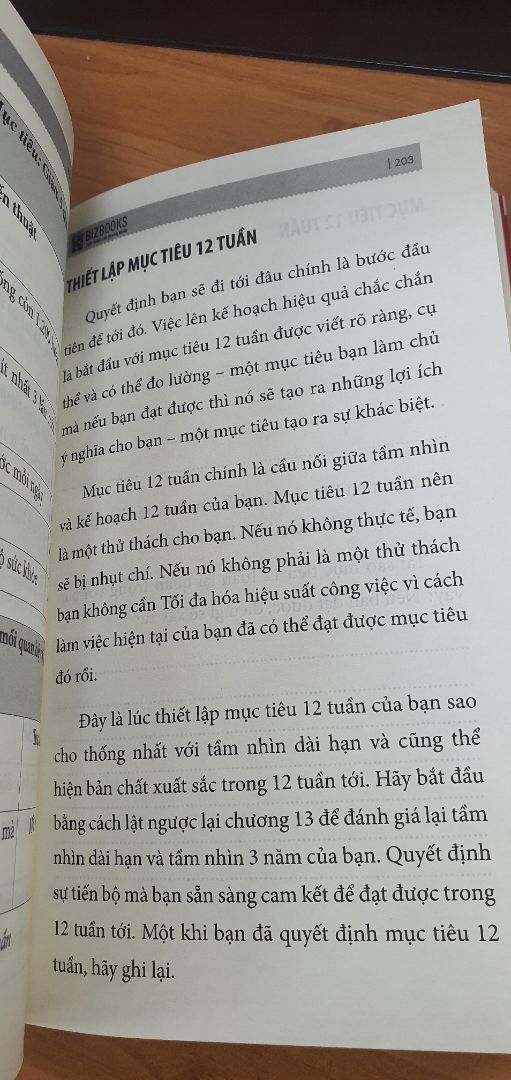 Ship nhanh. Mới đọc vài chương nhưng thấy sách dịch rất hay. Kết hợp với nghe audio rất hữu ích, khi làm việc nhà k có tg đọc sách thì mở lên nghe.