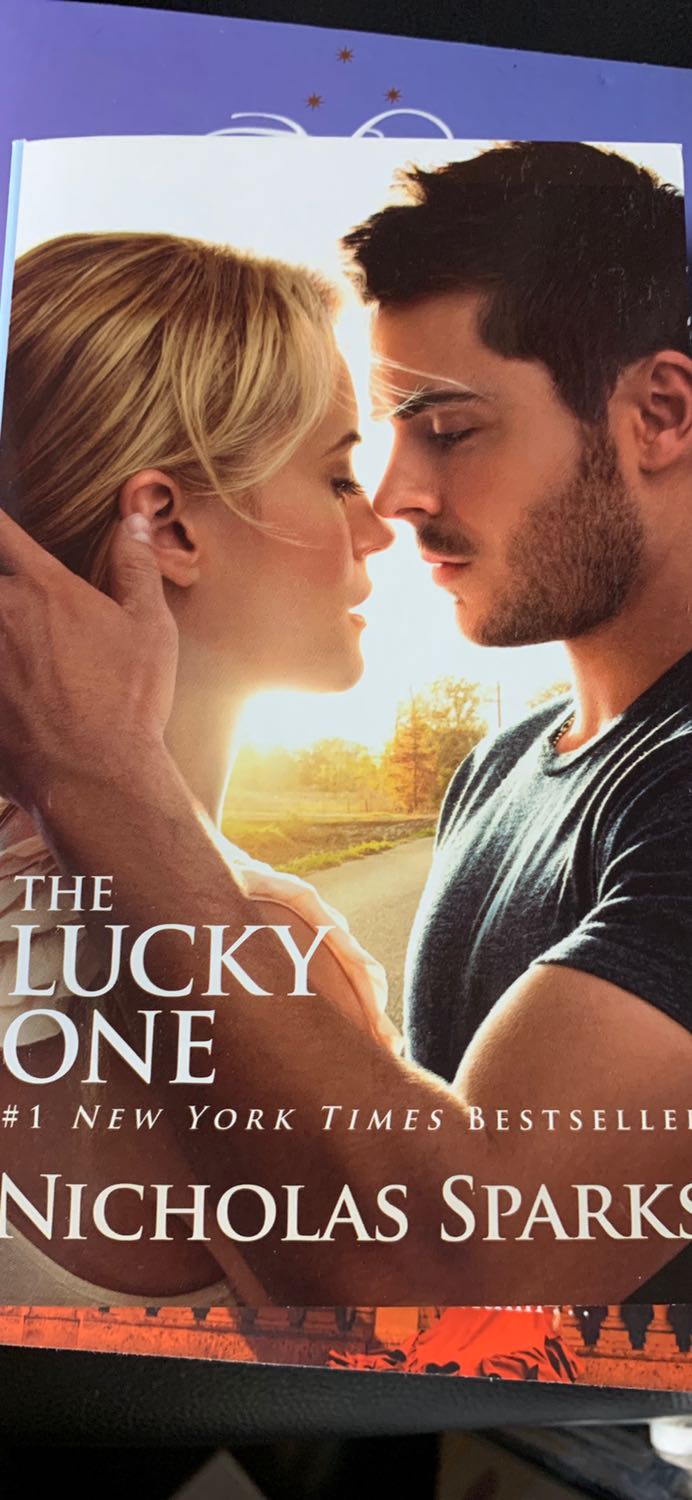 Sách khổ nhỏ nhưng may là chữ to nên vẫn đọc bình thường được. Giấy tái chế nên màu ko được đẹp. Điềm cộng là sách khá nhẹ nên dễ dàng mang đi.