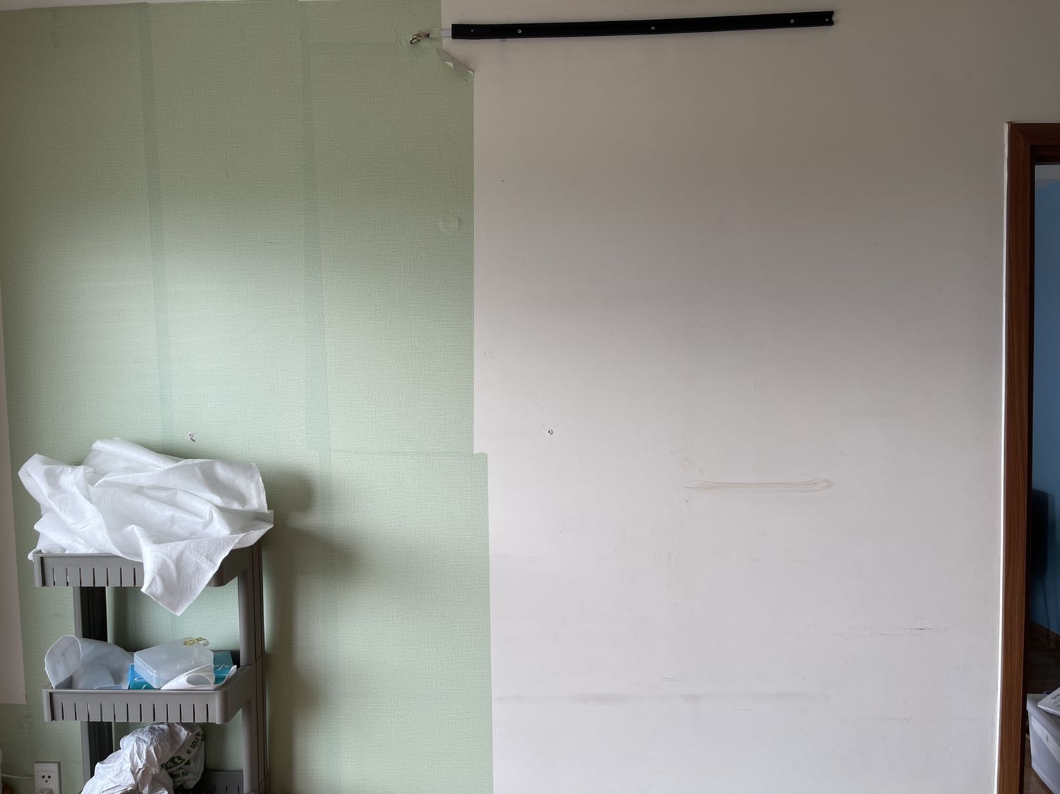 Cũng không khó dán lắm. Phải canh đều 2 bên và cần 2 người mới dán được và điều. 
Lúc đầu lột bỏ hết 0,5m. Mới canh lại được. Vẫn phải mua thêm 15m. Tình hình ko kin được tường