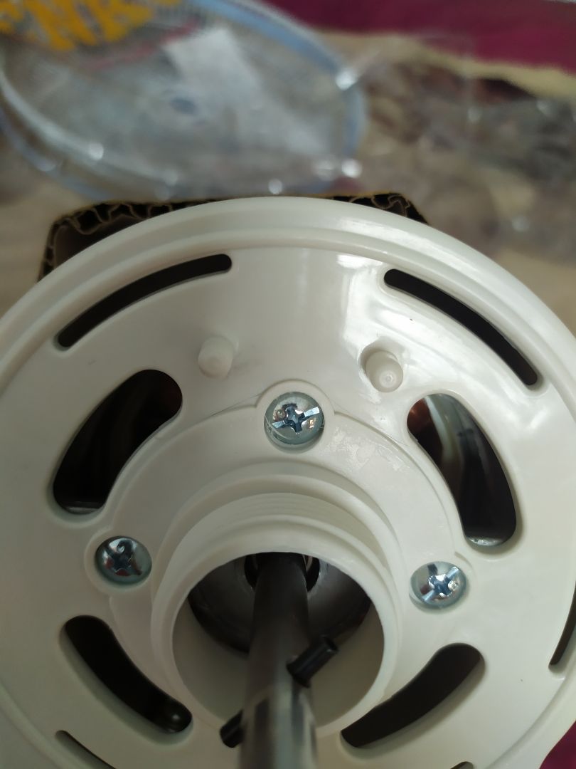 Trước khi mua quạt đọc cmt thì mình có khá nhiều băn khoăn về dịch vụ giao hàng của Tiki nhưng khi nhận quạt thì mình có 2 điều muốn nói như sau.
- Tiki: sản phẩm giao hàng cẩn thận và bảo đảm hơn, mọi thứ đều OK từ phía TiKi
- Quạt: do làm bằng nhựa nên dễ bị mục gãy(có thể thấy vết nức), như hình thì do nhà sản xuất vặn chặt nên nên bị mục gãy hết phần mặt nhựa trước, mình đã gắn tạm lại để đi mua cái khác thay thế.
Tóm lại thì dịch vụ của Tiki vẫn OK, có chăng là quạt bằng nhựa  thì dễ giòn và gãy hơn Trước khi mua quạt đọc cmt thì mình có khá nhiều băn khoăn về dịch vụ giao hàng của Tiki nhưng khi nhận quạt thì mình có 2 điều muốn nói như sau.
- Tiki: sản phẩm giao hàng cẩn thận và bảo đảm hơn, mọi thứ đều OK từ phía TiKi
- Quạt: do làm bằng nhựa nên dễ bị mục gãy(có thể thấy vết nức), như hình thì do nhà sản xuất vặn chặt nên nên bị mục gãy hết phần mặt nhựa trước, mình đã gắn tạm lại để đi mua cái khác thay thế.
Tóm lại thì dịch vụ của Tiki vẫn OK, có chăng là quạt bằng nhựa  thì dễ giòn và gãy hơn