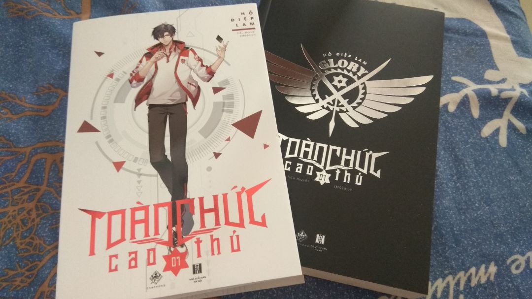 Sách đẹp, có bìa rời. Giấy bên trong hơi mỏng tẹo nhưng không đến nỗi nào. Sách khổ bự và dày lắm nhé, tầm 600 trang, bảo sao 180k =))) 

Sách đến chương 120, tức là tầm 15 cuốn là đủ bộ truyện. Hình thức trình bày đẹp, dịch mình mới đọc sơ thì thấy okay, không quá cứng ngắc, có thấy ghi *** là "định mệnh", chưa gặp lão Nguỵ nên không biết có "đù má mày Diệp Thu" không :v