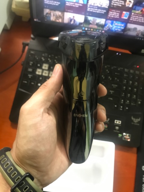 Giao hàng rất nhanh và đóng gói cẩn thận. Cảm nhận ban đầu mình thấy khá là vừa tay. Thấy mọi người review con này tốt lắm. Mình mua thử để dùng xem sao. Máy đẹp nhé các men