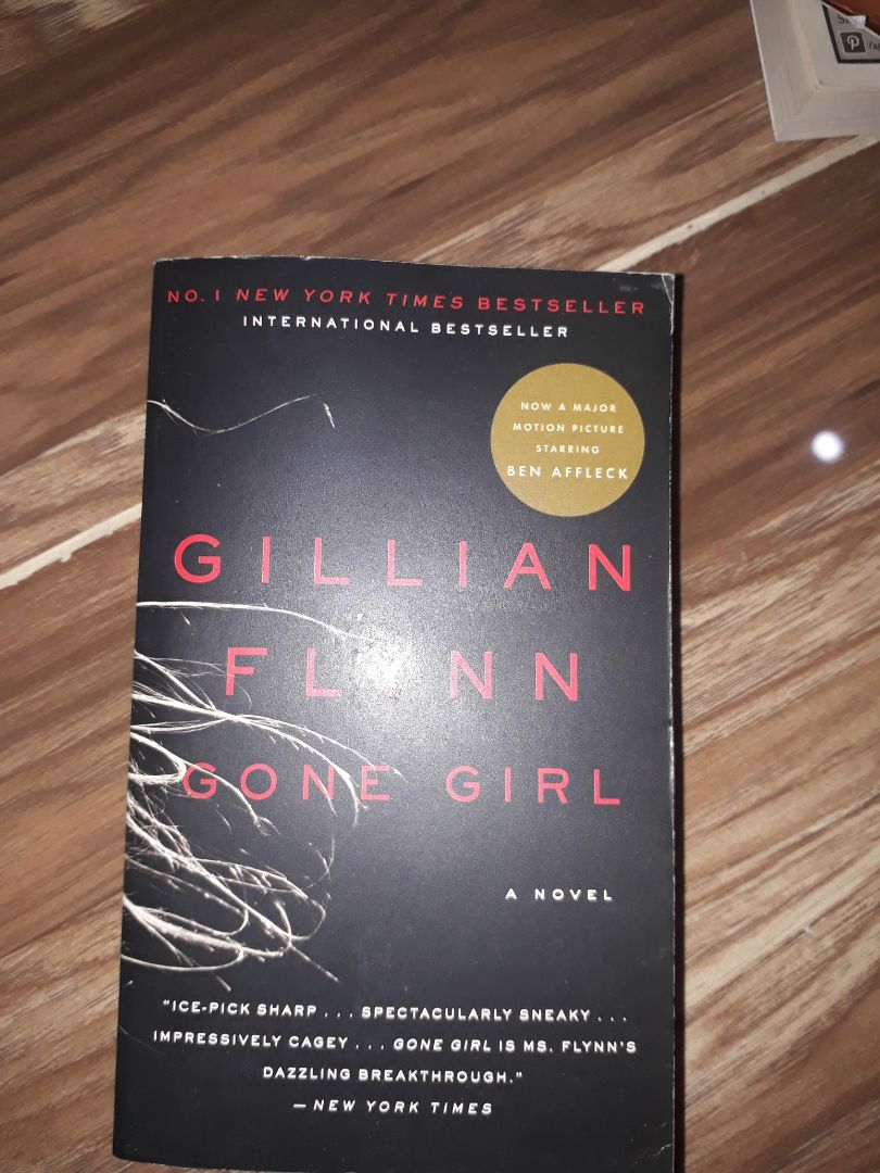 sách chất lượng tốt, bìa k nhăn, trang sách cx k bị gấp nếp, chữ rõ ràng nhưng màu trang sách hơi bị ngả vàng