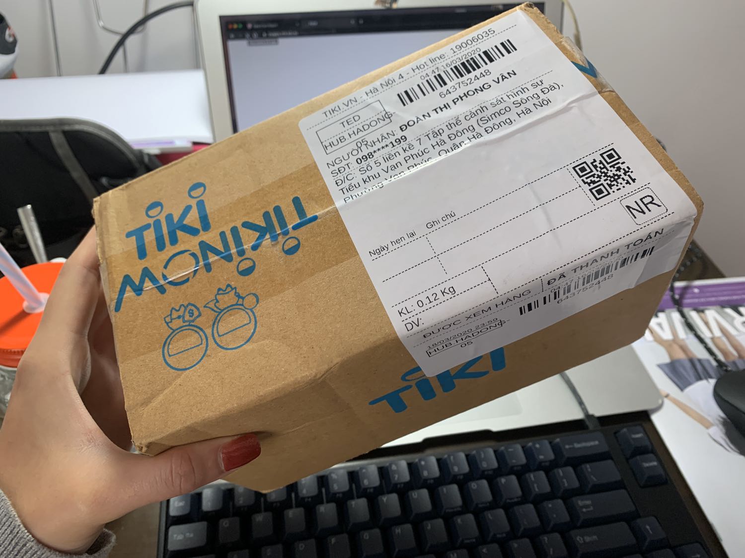 Ổ cứng chính hãng, giao hàng nhanh và nhân viên tư vấn phục vụ tận tình. 

Tuy nhiên, sản phẩm nên ghi luôn trên mạng là đã mở ra để dán tem bảo hành để khỏi tốn thời gian mình thắc mắc với bên tư vấn. Giảm một sao cho việc gây hoang mang về sản phẩm đã bị bóc và tốn thời gian mình hỏi bên tư vấn. 

Thời hạn bảo hành cũng cần ghi rõ hơn. Tiki tư vấn hôm nay có nói là hạn bảo hành 36 tháng kể từ ngày nhận hàng. Các bạn vào lịch sử mua hàng để chứng minh ngày nhận hàng nếu cần bảo hành. Bảo hành có người đến nhà bếch đồ đi sửa cho các bạn.