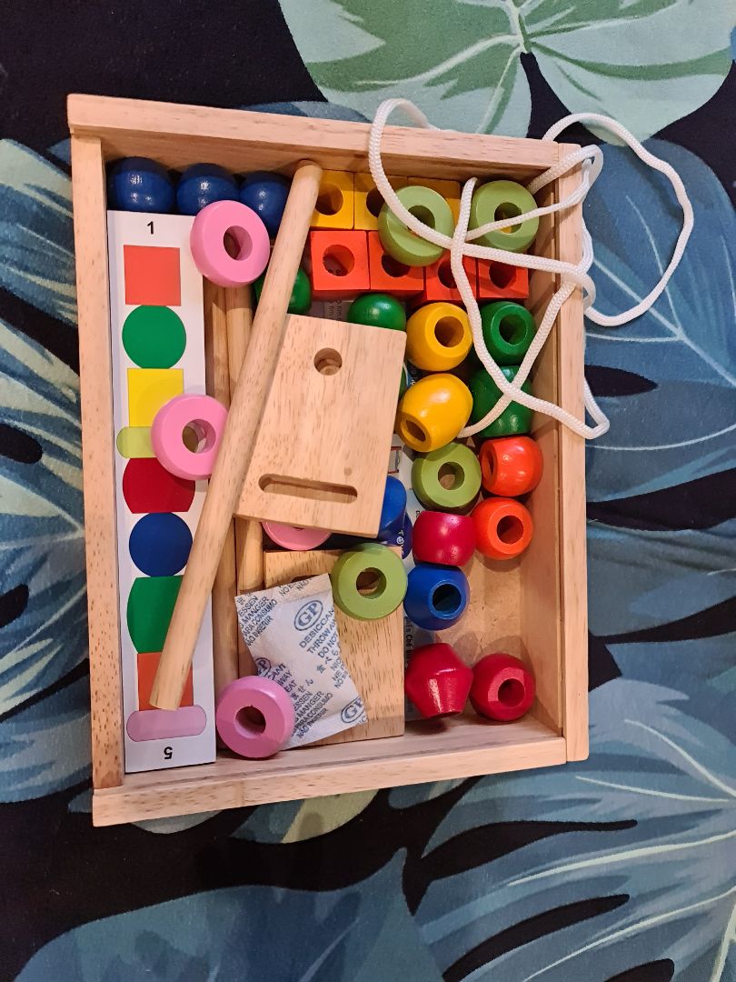 Đồ chơi chính hãng của Winwintoys mình khá thik vì kiểu dáng màu sắc đẹp, chất liệu gỗ tốt, không có mùi sơn an toàn cho bé. các góc cạnh được bào nhẵn ko sợ trầy xước khi bé chơi.