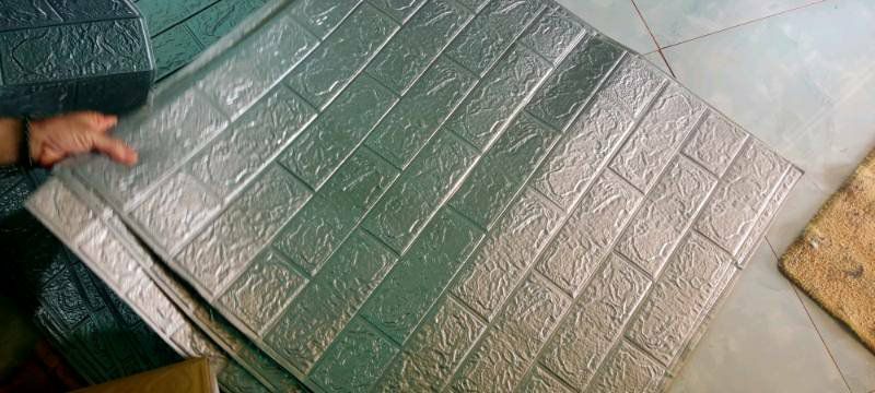 Giao hàng nhanh . Đủ số tấm . Có một vài tấm cắt bị lệch đi mấy cm . Mong là shop chú ý chút . Đã dán thử keo chắc , màu đẹp . Chất lượng tốt . Nhân viên giao hàng vui tính