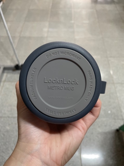 Nhiều shop nhỏ bán giá rẻ hơn, nhưng mình vẫn chọn Tiki Trading vì tin tưởng chất lượng. Hàng lần này Tiki giao hơi cũ, ca bị trầy vài vết xước nhỏ. Hàng locknlock thì khả năng giữ nhiệt tốt, mẫu mã lại đẹp. Mua ca này về uống cafe thì đúng bài rồi.