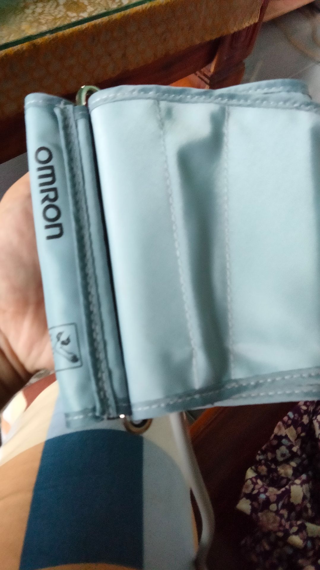 giao hàng nhanh, trước dự kiến 1 ngày, tiki làm việc nhanh gọn. hộp đựng có móp méo không đáng kể. máy hoạt động tốt, có tặng kèm pin và bộ đổi nguồn.