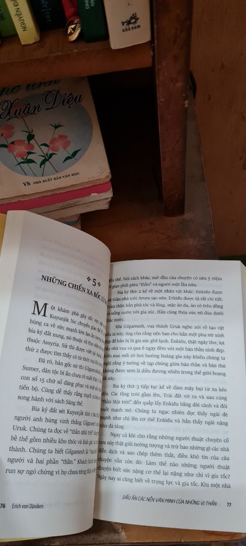 Thực ra đọc cuốn sách này để làm giàu thêm nhận định về vòng tuần hoàn thời gian của lịch sử trái đất và loài người. Tạm được thôi.