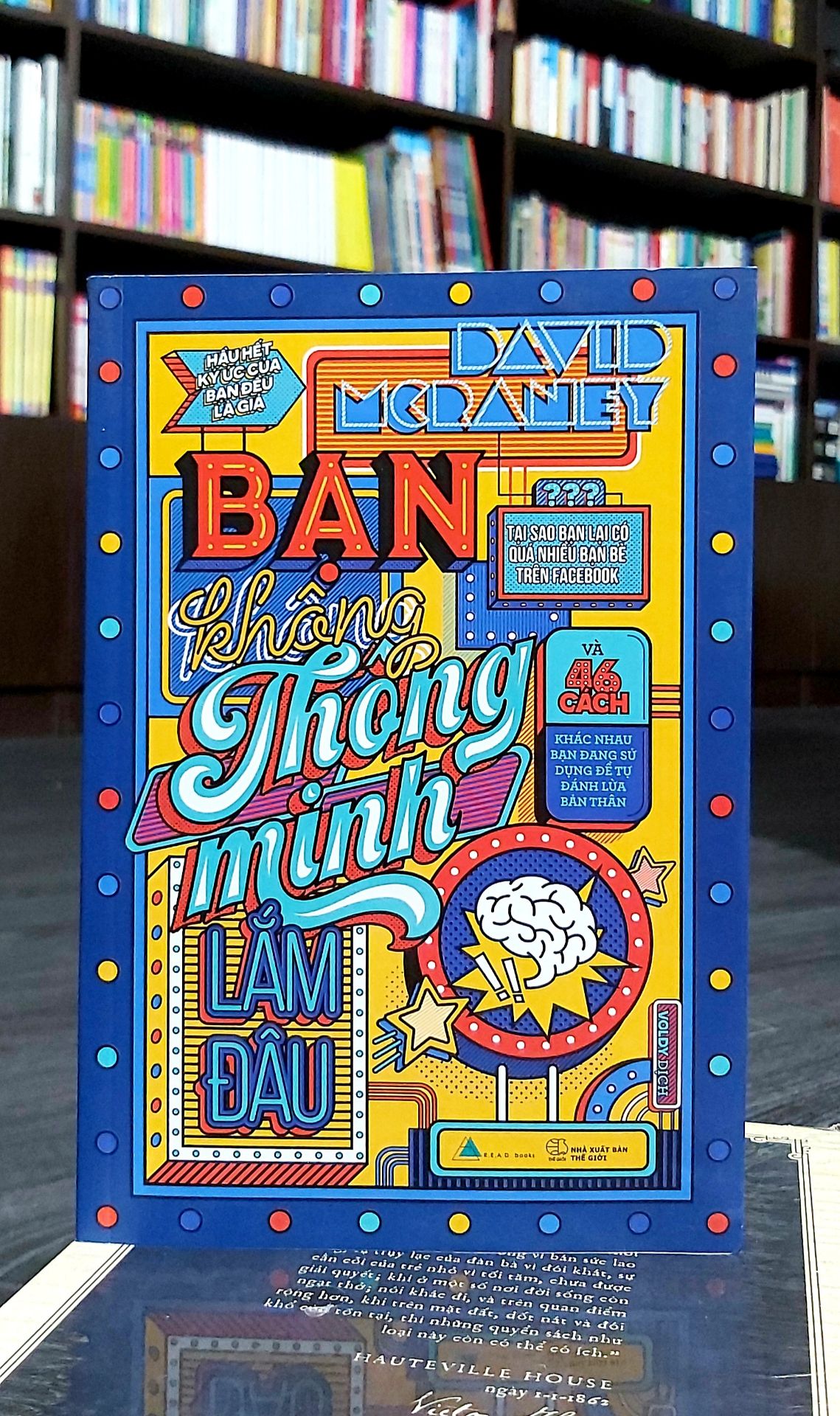 "Phát triển từ trang blog nổi tiếng của David McRaney, Bạn Không Thông Minh Lắm Đầu gợi mở cho bạn thấy nguồn gốc cho mọi quyết định, suy nghĩ, cảm xúc hóa ra lại đến từ nơi mà chẳng ai ngờ tới. Những bộ óc đã qua hàng triệu năm tiến hóa của con người đã thực hiện thành công một nhiệm vụ duy nhất: Bịa ra những câu chuyện, giả vờ là chúng ta đủ thông minh để hiểu hết mọi việc. Bạn sẽ được làm quen với những "công cụ" mà bộ não sử dụng, như Sự bất lực tự luyện, Sự bán rẻ, hay Áo giác về sự minh bạch,... Cuốn sách giống như một tuyển tập những bài giảng Tâm lý học, với tất cả những phần nhám chán đã được lược đi."