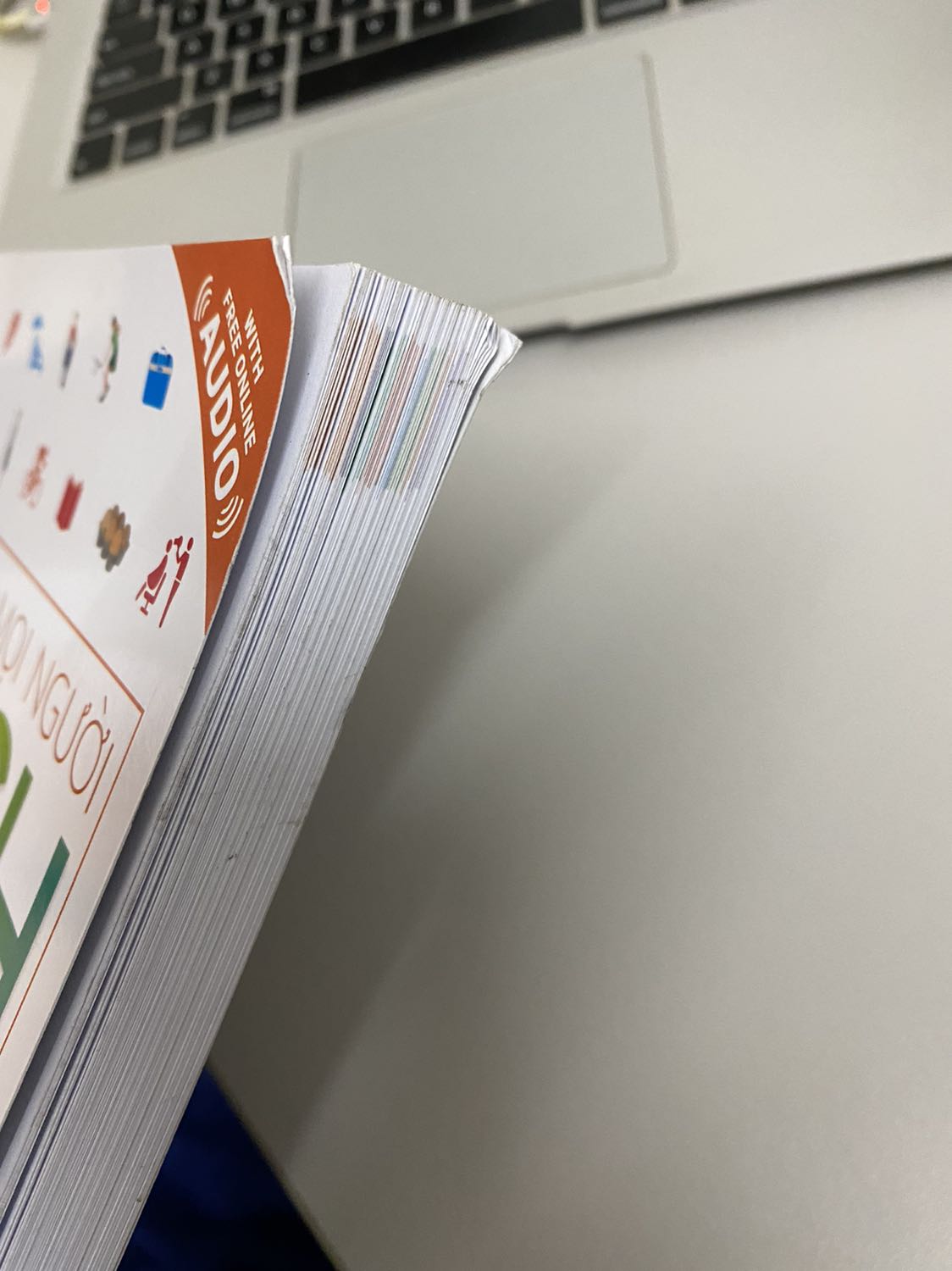 Mua cuốn sách mới, giao cuốn sách không khác gì sách cũ.
Vừa tà đầu sách mà còn bẩn.

Quá tệ.