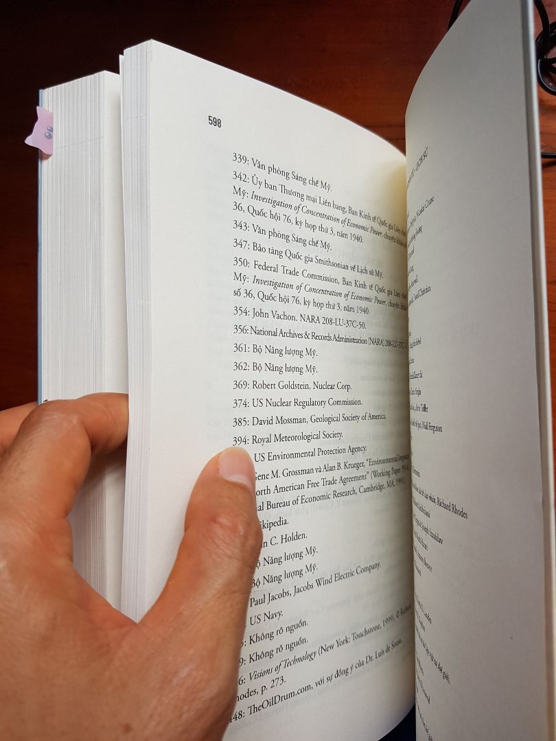 Cuốn sách tương đối hay. Ai muốn tìm hiểu về lịch sử năng lượng và các vấn đề liên quan có thể đọc cuốn này. Mình thích tìm hiểu lịch sử nên mỗi cuốn sách giúp bổ sung cho mình thêm hiểu biết về các giai đoạn lịch sử.
Nhưng cuốn có 600 trang thì 150 trang là tài liệu tham khảo, lãng phí không cần thiết. Nếu chiếu theo quản quyền bắt buộc thì thôi, chứ không có thể bỏ hoặc in nhỏ hơn để tiết kiệm giấy, hạ giá bán, vì chẳng ai quan tâm và có đk lục tài liệu tham khảo để đọc.