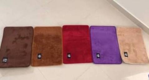 Thảm đẹp, dày dặn, lông nhiều, êm, mình nghĩ có khả năng thấm nước. Xứng đáng vs giá tiền ạ, nên mua nha., Thảm mình mua lần thứ 2 rồi. Mn nên mua ạ. Giao hàng nhanh. Nc là vs giá thì quá ok