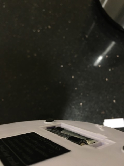 Cân gọn nhẹ, có điều hốc đê pin không vừa khít mà bị trồi ra, hên là không bị cấn do cân k nằm sát đất