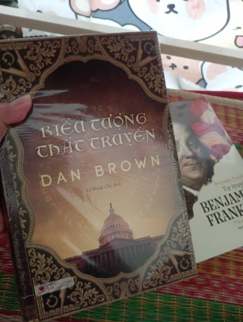 Cũng 2 năm rồi mình mới lên tiki mua sách lại, có vẻ sau một tràn phàn nàn suốt mấy năm liền thì tiki đã cố gắng cải thiện khâu đóng gói rồi. Lần này mình đặt 2 cuốn được bọc nhiều lớp ni *** chống sốc bong bóng á mn. Sách nhận được nguyên vẹn mới tinh còn nguyên seal. 
Mình săn được 2 cuốn lúc giảm cở 30-40%. Mà lúc đặt mình tưởng cuốn Franklin cũng dày dày ai nhè cũng vừa vừa vậy. 
Về nội dung các bạn nên tìm bài viết review chi tiết trên các hội nhóm sẽ hay hơn á.