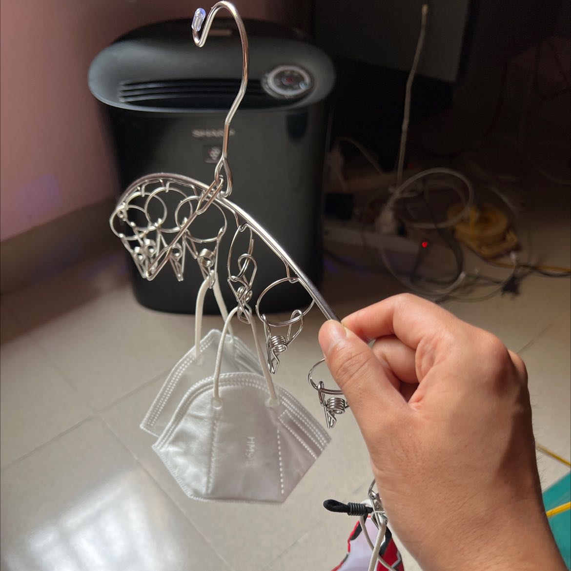 Móc chắc chắn. Tiện lợi. Có móc treo tất và quần lót dễ dàng hơn, ko bị gió cuốn, chống giãn lưng thun.
Khá hài lòng