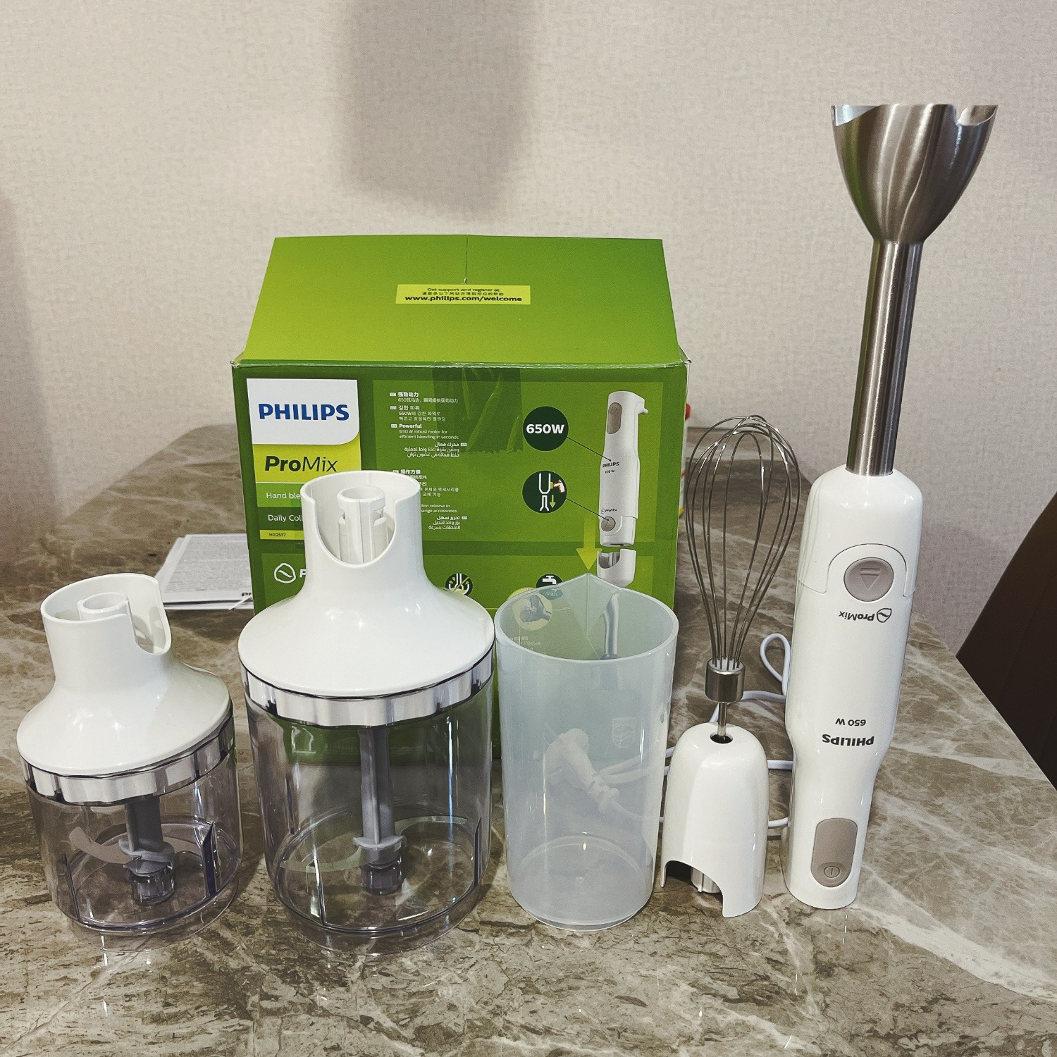 Hàng chính hãng có phiếu bảo hành của Philips luôn nha mọi người, đắn đo mãi giờ mới dám mua ,đúng là ko làm mình thất vọng,nhỏ gọn xay nhanh vệ sinh rửa cũng nhanh nữa,rất tiện cho những người hơi lười như mình :)) mà mua được shop bán giá rẻ ưng gì đâu !!