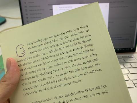 Tiki giao đúng hẹn nhưng đóng gói rất sơ sài, khi nhận hàng thì sách có nhiều vết bẩn, phần bìa góc dưới cũng bị cong và do trời mưa nên sách hơi ẩm. Mình lau qua thì thấy vết bẩn có mờ đi một chút. Đối với nhiều người thì có thể chấp nhân được nhưng mình là người kỹ tính nên cảm thấy không vui khi nhận được cuốn sách như thế!