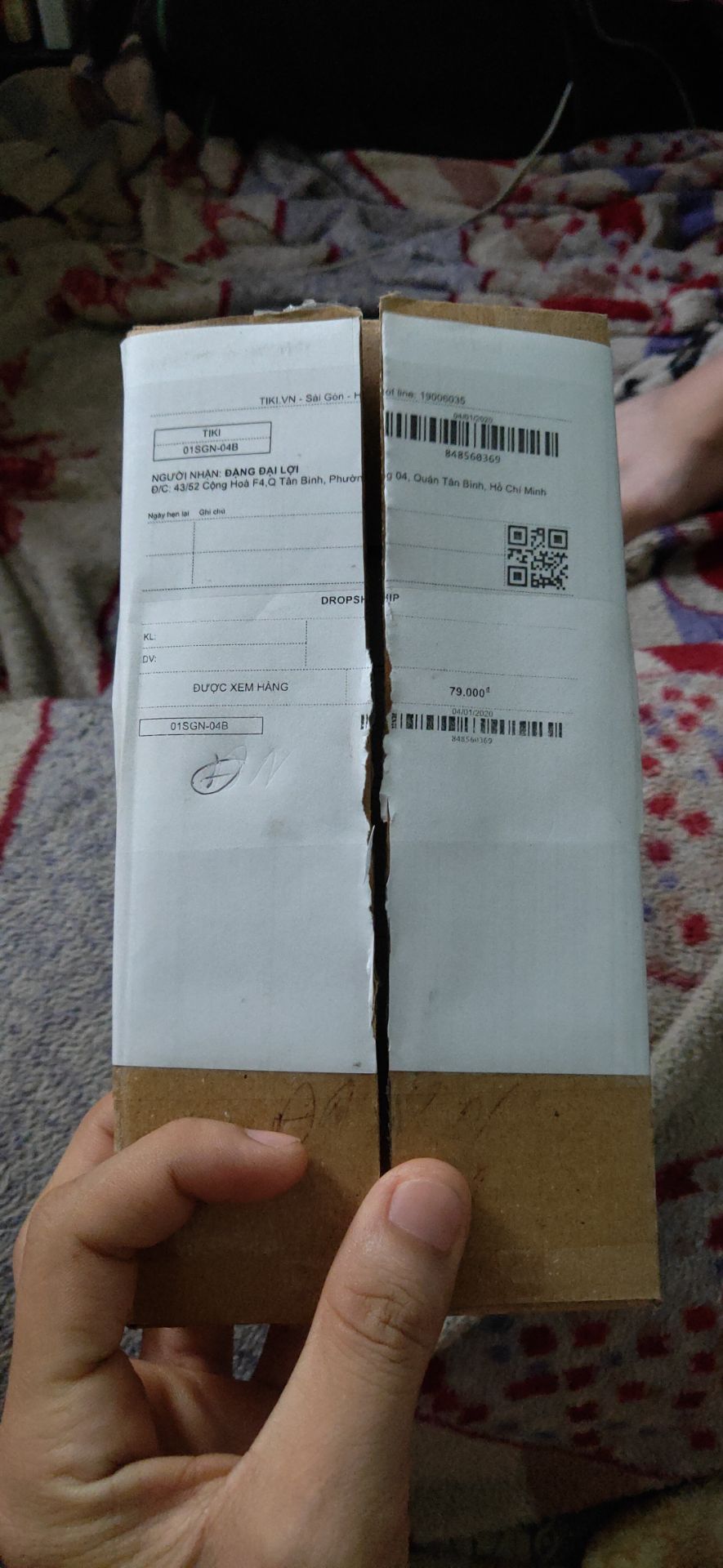 Quy Cách đốg gói của tiki bạn nào thế nhỉ. Không có dán hàng dể vở lên nên sản phẩm . Giờ giao khách hàng bị nức màng hình rùi này...