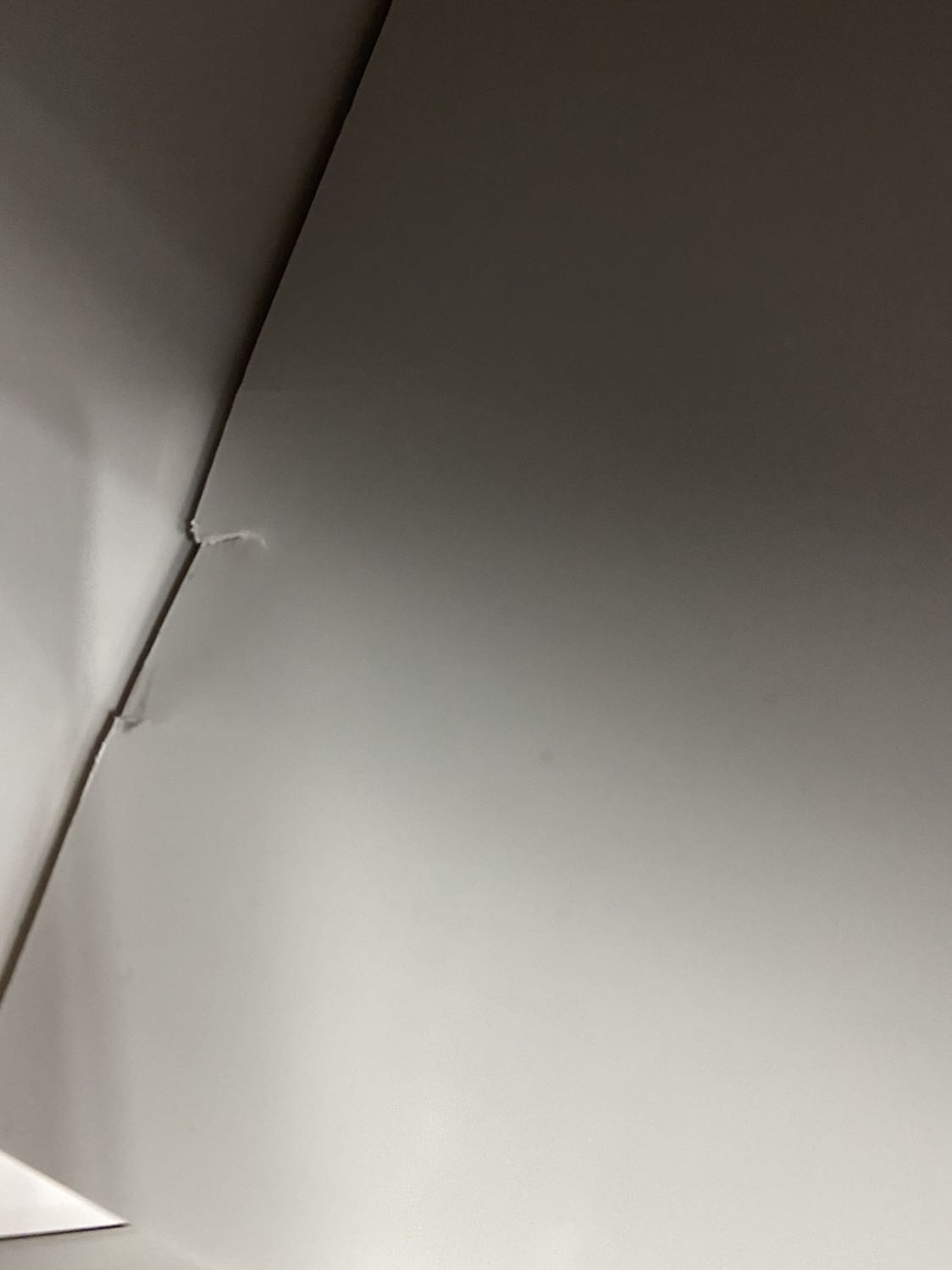 Sản phẩm quá tệ.
Giao hàng lâu vì nhầm số mà chat thì shop trả lời cực lâu và cực kỳ hời hợt
Tủ nhận thì cánh cao cánh thấp, 1 cánh bị nứt ngoài , 1 tấm bên trong thì rách mép. Quá thất vọng