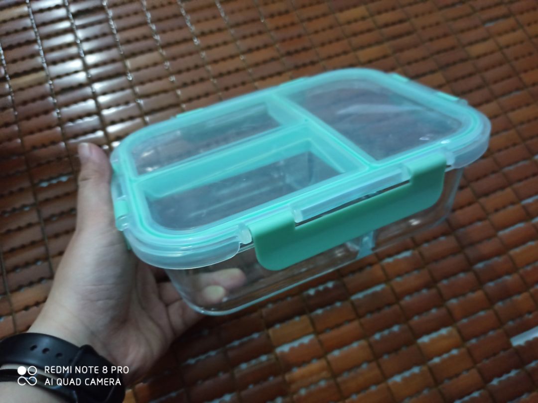 SP tốt, thủy tinh chắc chắn, dày, có phần ngăn giữa giúp đồ ăn k bị lẫn vào nhau. các chốt làm bằng nhựa dẻo có thể tháo rời ra đc. điểm 10 cho chất lượng và sự tiện dụng