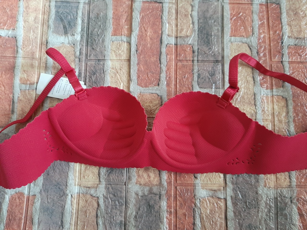 Áo ôm phom và nâng ngực, vải mềm mặc khá thoải mái. Đóng hộp tế nhị kín đáo, giao hàng nhanh