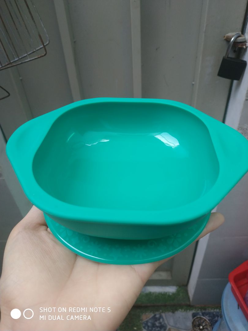 bát to vừa phải với lượng ăn của các bé
nhựa dày, chỉ dẫn về sử dụng đầy đủ dưới đế bát
bát hút rất tốt trên bề mặt kính, trơn láng
