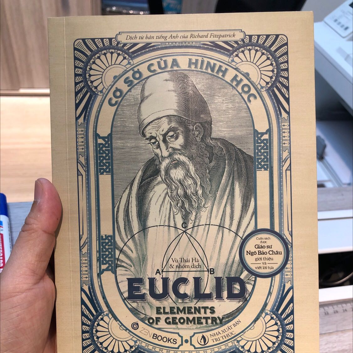Sách giao siêu nhanh, mình đặt trc giờ đi làm mà hơn tiếng sau đã thấy shipper gọi nhận hàng. Sách mới cóong đẹp đẽ. Nội dung thì tham khảo qua các review khác mình mới mua