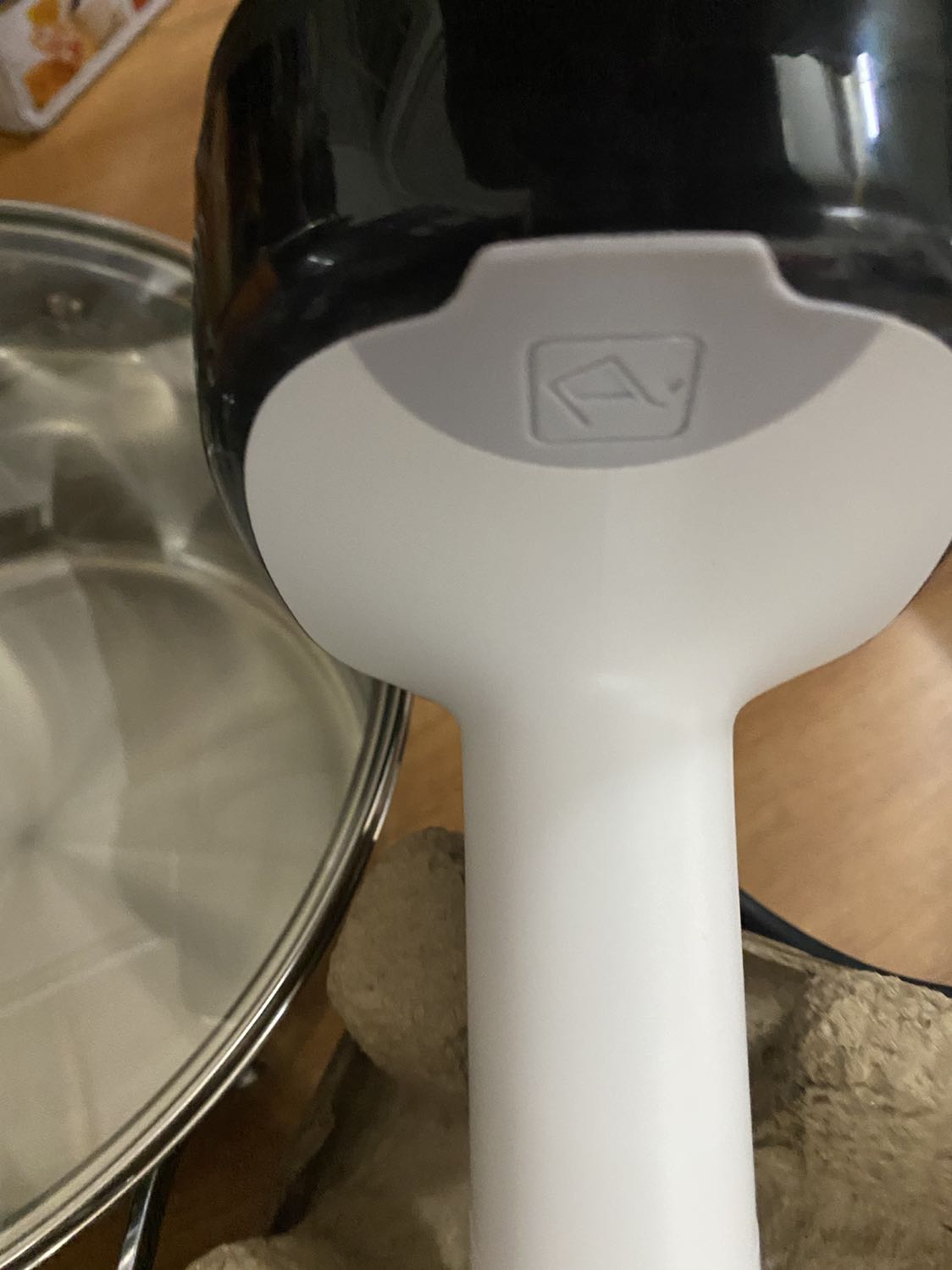 Máy rất đẹp. Đẹp từng chi tiết. Mình mua hoá đơn 3tr5 còn được tặng thêm máy xay thịt. Hàng tặng nhưng rất đẹp rất xịn mịn. Rất vui vì mua được đồ đẹp, tốt giá cả hợp lý.