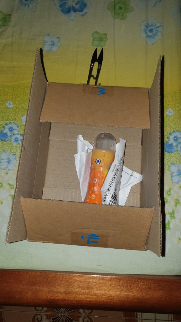 -Vấn đề thứ nhất là cách đóng gói hàng vô cùng cẩu thả, các b nhìn ảnh mình chụp đó
-Vấn đề thứ hai, mình đang loay hoay xem hướng dẫn cách mở ra ntn thì rút cái nắp lên là ra luôn, ko hề cần dùng kéo để cắt lớp nilon dán bên ngoài sp. Sp đã bị mở ra từ trc đó rồi.
-Giờ ko biết nên dùng hay vứt đi nữa đây. Lần đầu thấy tiki làm ăn ntn. Thất vọng quá.