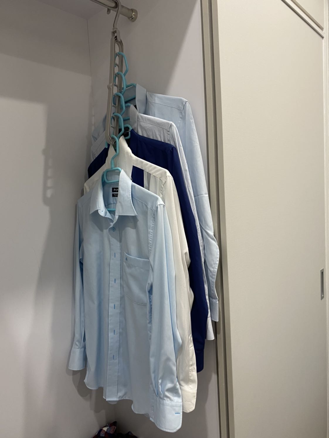 Nhựa mềm. Dùng ổn. Chỉ nên treo khoảng 5 áo vào 1 móc vừa dễ nhìn để chọn đồ vừa đẹp, khuyên không nên treo cả 9 cái.