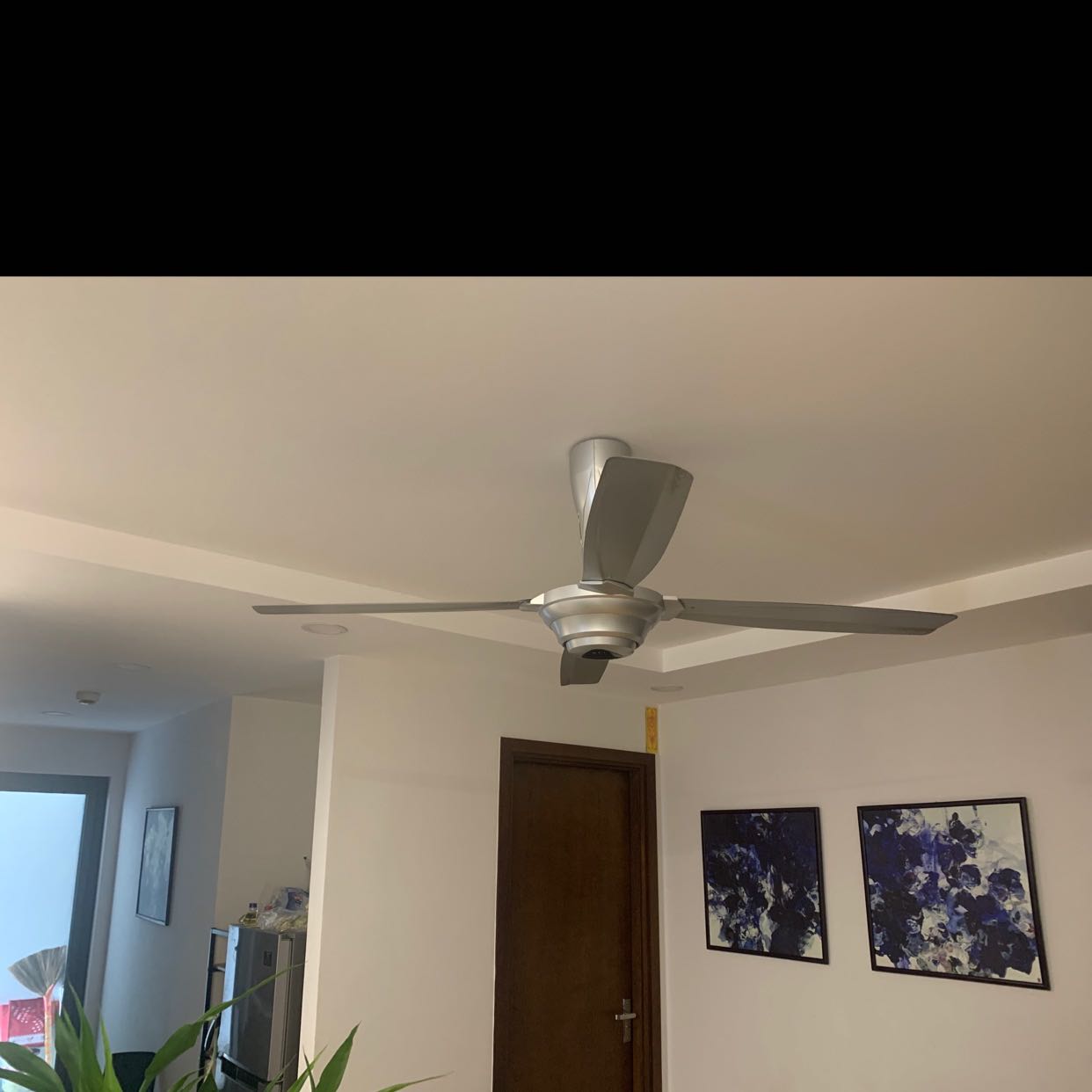 Quạt tốt! Tuy nhiên nếu bạn nào ở chung cư thì chú ý là thợ họ chỉ lắp quạt khi có móc treo chờ sẵn. Chung cư tiki không lắp và phải thuê thợ ngoài. Thế là mất tiền toi cho quả hỗ trợ lắp đặt từ tiki. Ai mua chú ý bỏ qua phần lắp đặt nếu không có sẵn móc treo vì thợ tiki không hỗ trợ lắp móc này luôn. Mà thuê thợ ngoài chỉ lắp móc cũng quá tội, họ lắp cả thì ms làm. Đấy bỏ ngay và luôn cái mục lắp đặt của tiki đi!