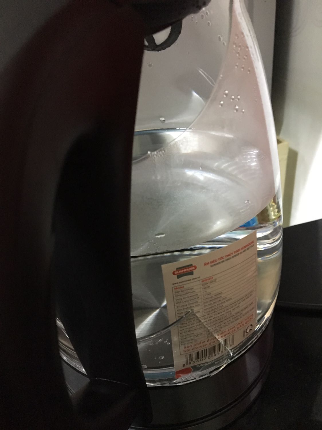 Shipper vừa giao bình Sunhouse này là lấy ra đọc hướng dẫn có nói trước khi bước vào sử dụng thì thì đun 1 lần sôi rồi rửa bằng nước lạnh, làm theo thì đun sôi xong để một lát mới nhấc lên, vừa nhấc lên được qua khỏi cái gờ đế 1 chút thì bị bể như hình thế kia, bàn tay cứ phải giữ như thế sợ nó vỡ hết ra rồi bỏng rồi đứt tay, gọi người này người kia đỡ mà còn thấy sợ người ta cũng bỏng. Nói chung là hết sức nguy hiểm, mọi người mua bình đun thuỷ tinh nên lưu ý!