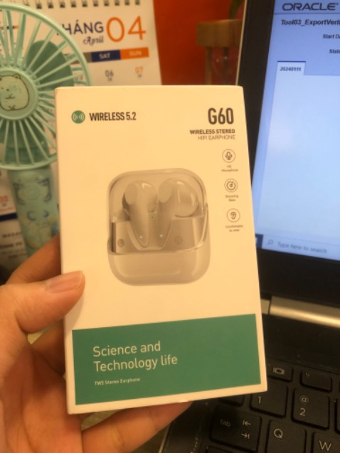 Mình chọn giao hàng nhanh shipper rất dễ thương bạn thấy chưa kịp thời gian quy định hệ thống thì đã chủ động gọi mình chờ
Về shop thì shop rất chu đáo và tư vấn nhiệt tình
Sản phâm mình dùng đến hôm nay mới feedback:
Cảm nhận là đẹp nhỏ gọn dễ thương
Tai nghe vừa khít tai
Bass nghe ấm
Đi đường nghe rõ âm thanh 
Pin lâu nha mình dùng tới giờ chưa sạc lại (mỗi lần dùng là 1-2h)
Kết nối đt hay laptop đều nhận nhanh

Cảm nhận chung là đáng tiền