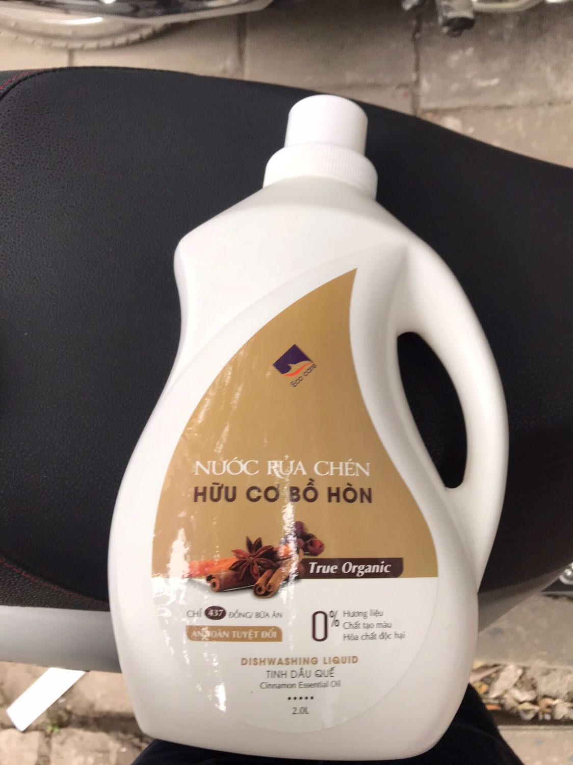 Tiki đóng gói cẩn thận. Giao hàng nhanh. Tuy giá phẩm cao hơn các sp nước rửa chén thông thường nhưng dùng rất thích. Sẽ tiếp tục ủng hộ sp hữu cơ của Ecocare