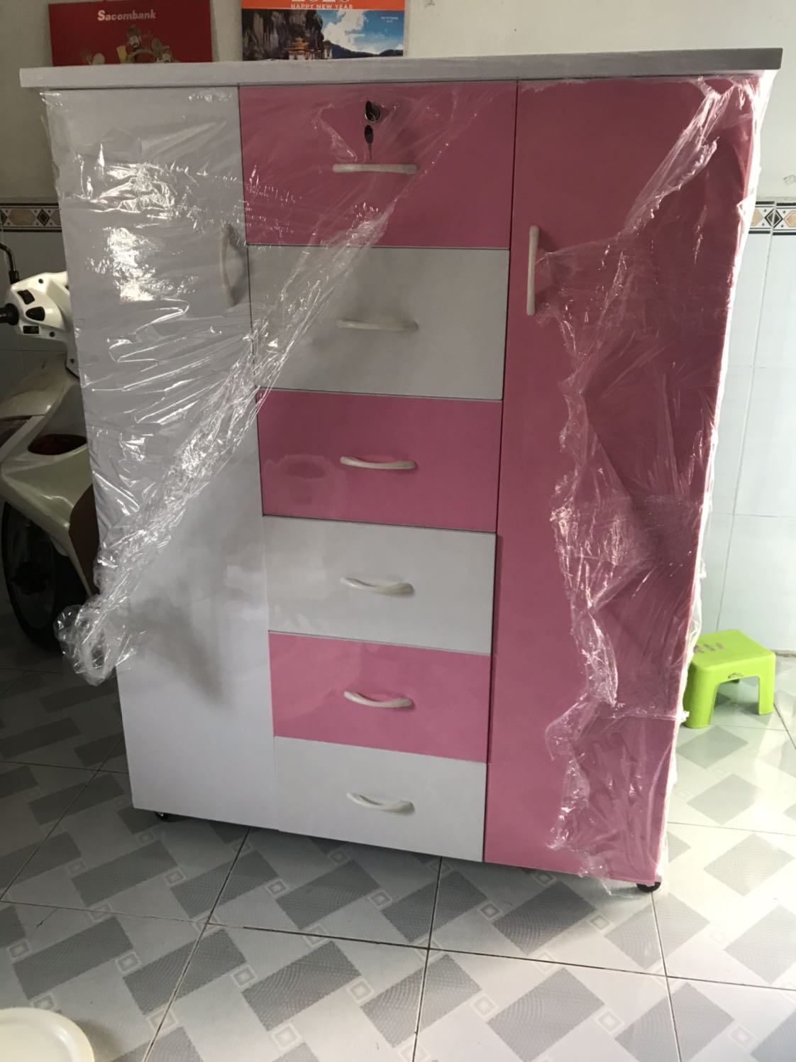 Tủ đẹp lắm mọi ngừoi nên mua nha . Nhân viên giao hàng nhiệt tình cho 5 sao