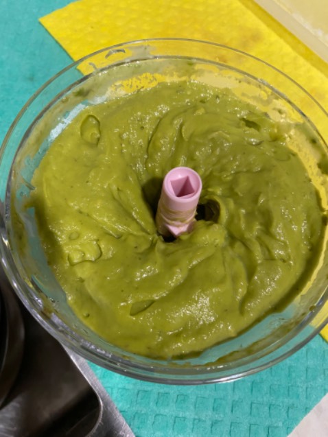 Dụng cụ cầm vừa tay, rất dễ sử dụng. Tưởng lưỡi cắt ko bén ai dè bén ko tưởng, phải hết sức cẩn thận khi sử dụng và vệ sinh. Mình đã thử xay trái cây, tỏi ớt cũng rất tiện lợi và nhanh chóng. Vệ sinh cũng dễ và nhanh. 1 sản phẩm rất hữu ích cho mọi nhà.