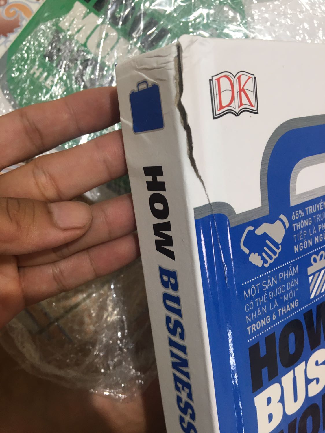 Sách giao nhanh, khi giao hộp còn nguyên ko có dấu hiệu quăng quật khi vận chuyển nhưng sách lại bị hỏng phần gáy. Shop nên xem lại khâu bao gói.