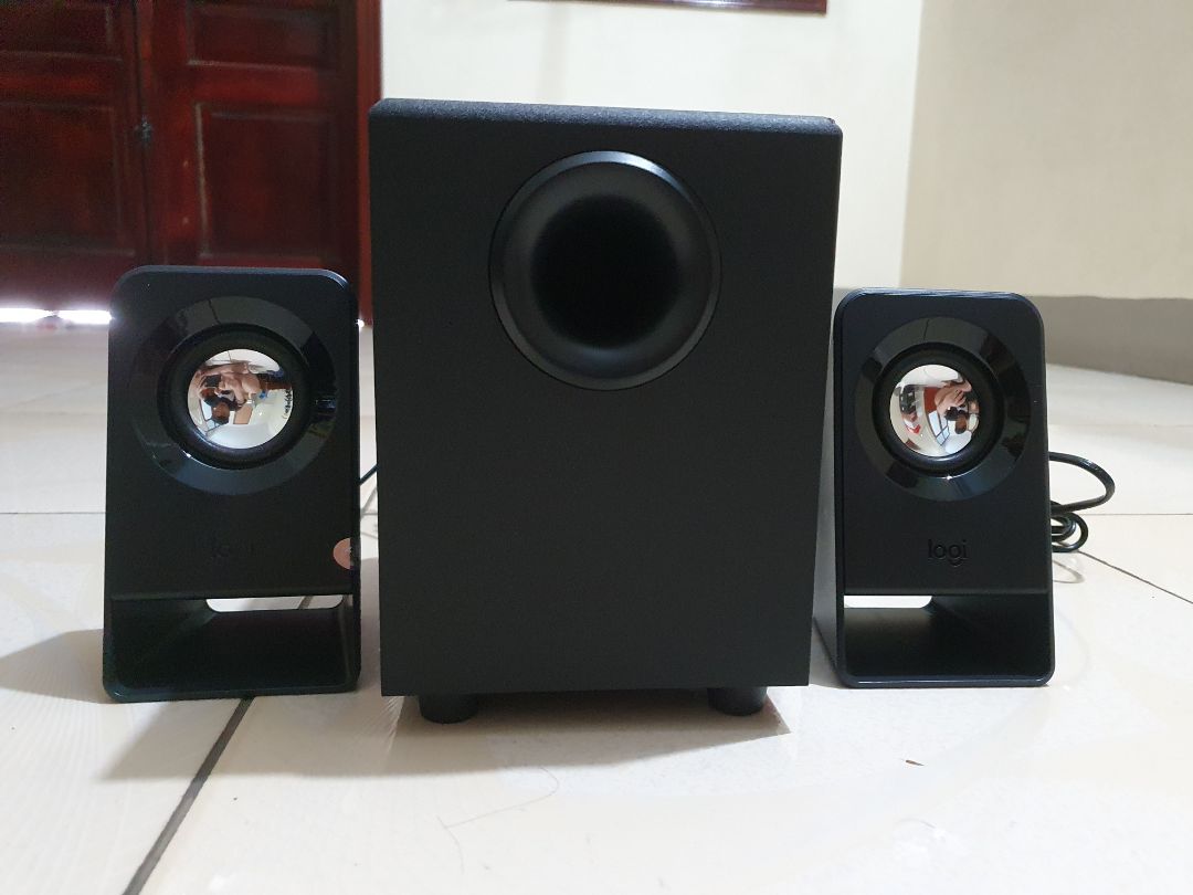 Tầm giá này cũng không mong gì hơn là một thiết bị nghe đến từ một thương hiệu lớn như Logitech. Chất âm tương đối, kích thước nhỏ gọn, dễ set up cho người có bàn nhỏ. Ngoài ra không liên quan đến sản phẩm nhưng Tiki giao hàng nhanh kinh khủng, từ tối hôm trước đến sáng hôm sau đã được giao hàng dù ở ngoại thành Hà Nội.